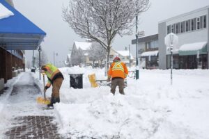 City workers shovelling snow-cm